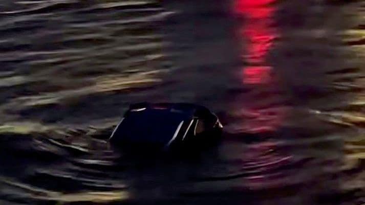 В Петербурге автомобиль съехал в воду со спуска набережной