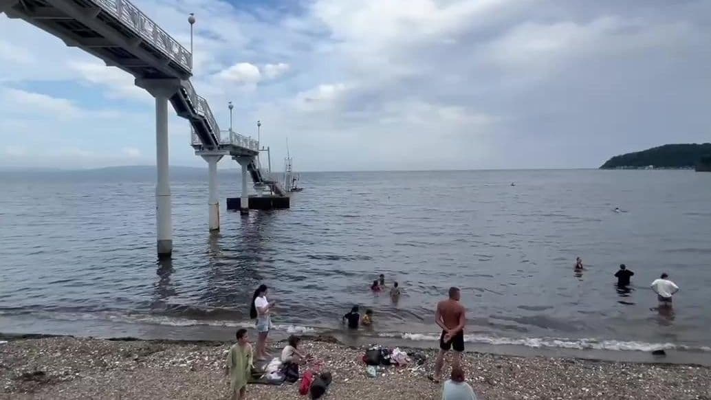 На пляже в Приморье, где обрушился пирс, нельзя было плавать