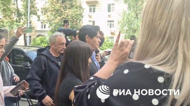 Суд разрешил Лерчек переехать