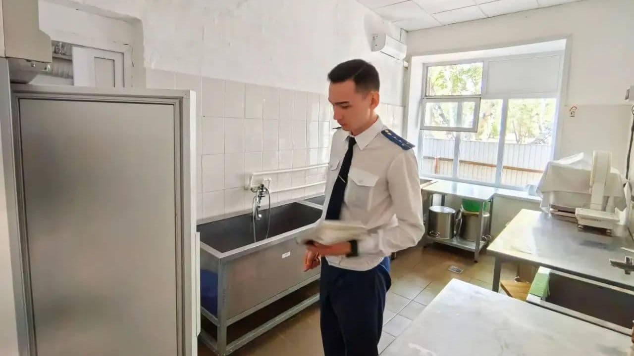 В Омской области объяснили госпитализацию детей и персонала лагеря