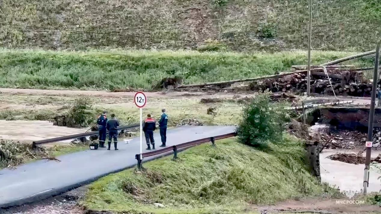 Художницу, которую унесло потоками воды в Пермском крае, ищут третьи сутки