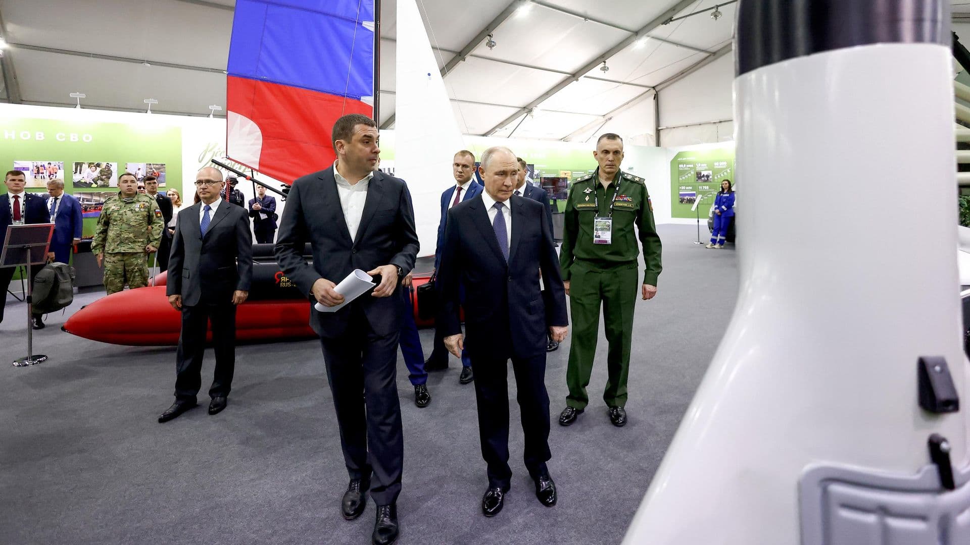 Путин приехал в национальный центр "Россия"