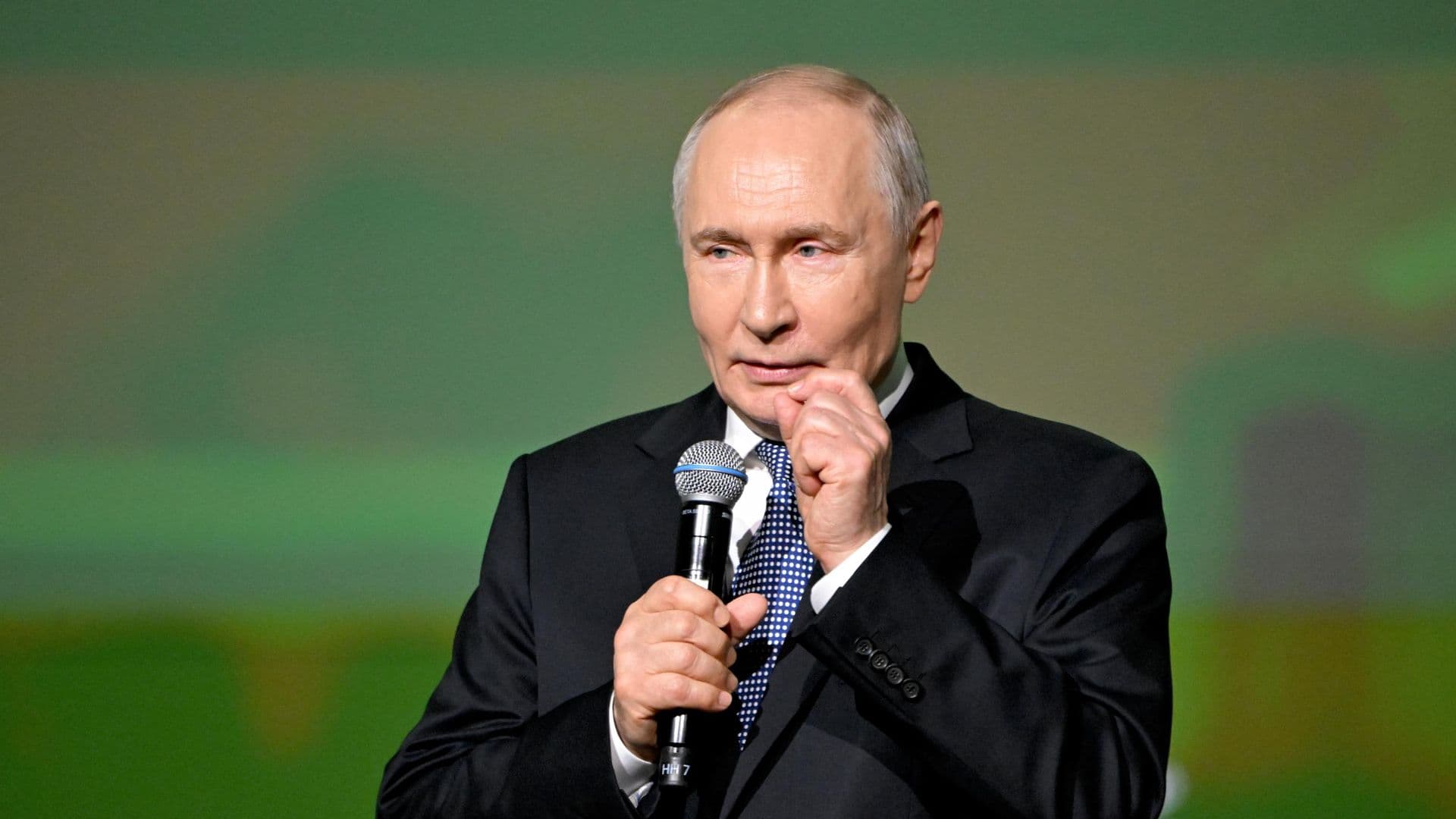 Путин пообещал ветерану СВО помочь поступить на программу "Время героев"