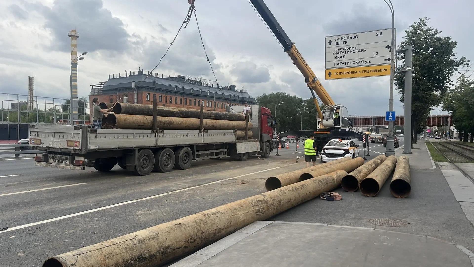 Упавшие на такси трубы увезли с места ДТП в Москве