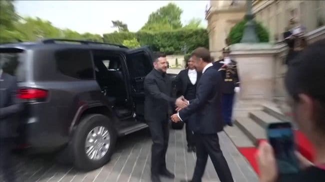 Казус на встрече Зеленского и Макрона попал на видео