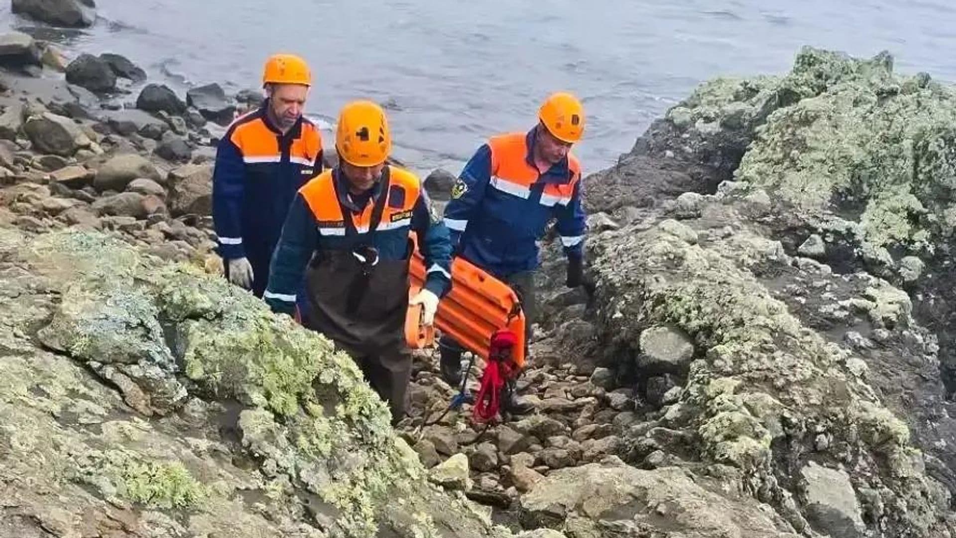 На Курилах турист сорвался со скалы и погиб