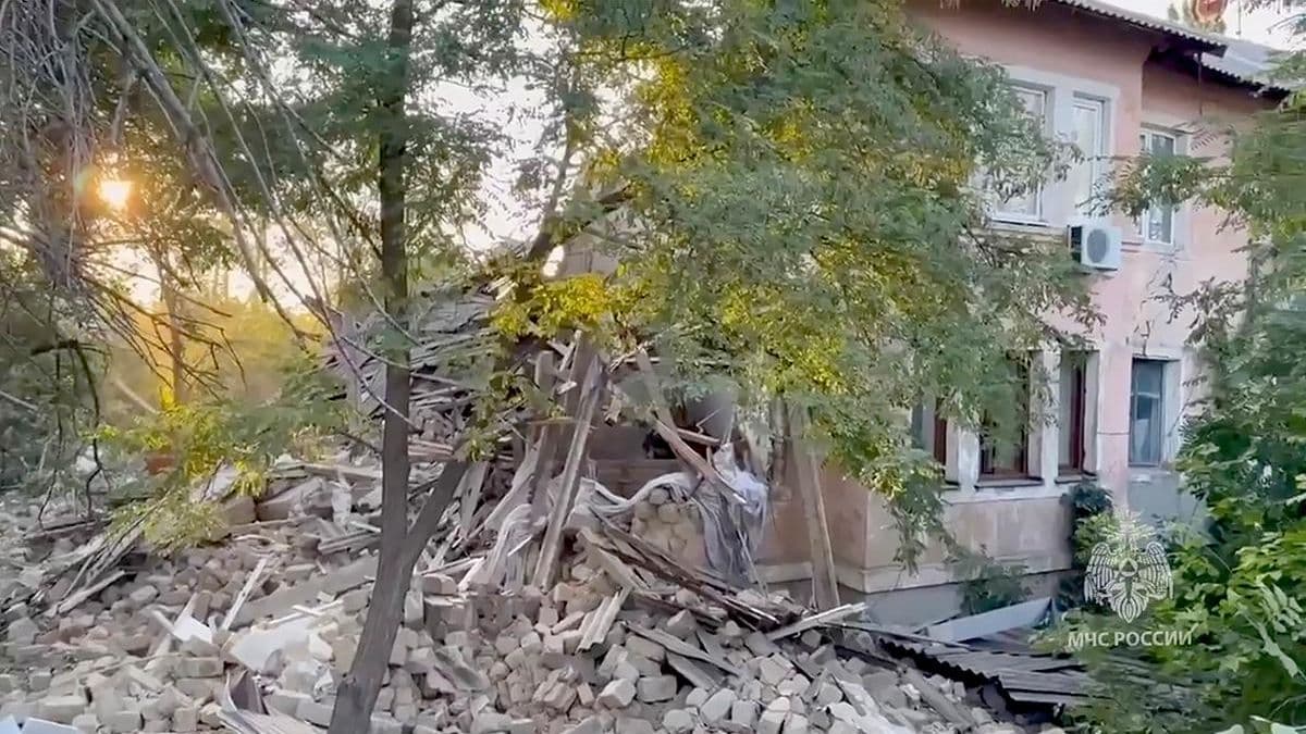 Из-под завалов на месте обрушения подъезда в ЛНР извлекли три тела