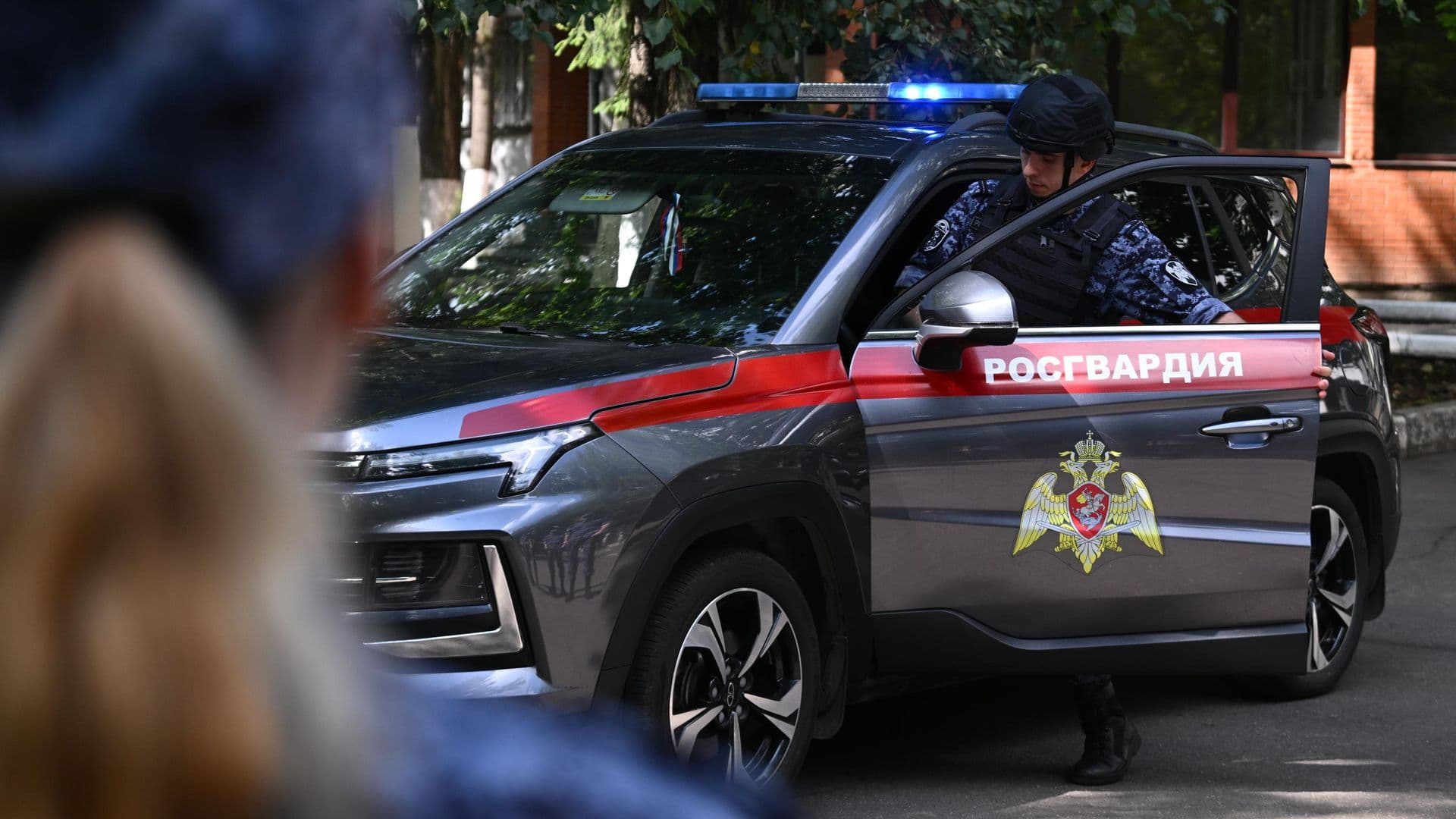 В Петербурге нетрезвый мужчина залез в чужую квартиру по водосточной трубе