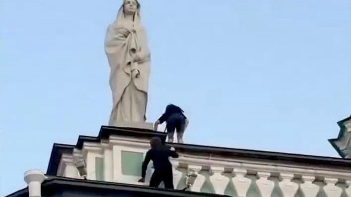 В Петербурге задержали руферов, залезших на крышу Эрмитажа