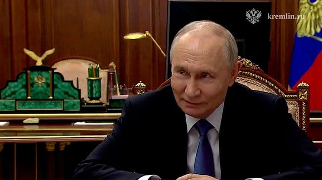 Россияне должны получать купленные дома и квартиры вовремя, заявил Путин