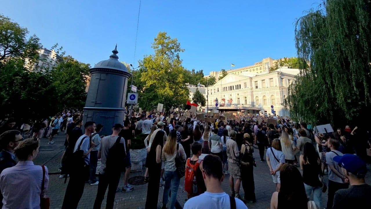 В Киеве возобновились митинги против отставки Федорова