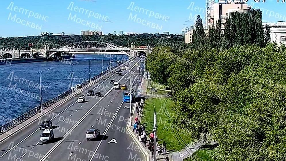 На западе Москвы два человека пострадали в ДТП с электробусом