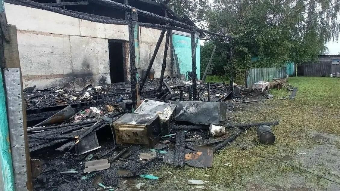 На Урале три человека погибли при пожаре в частном доме