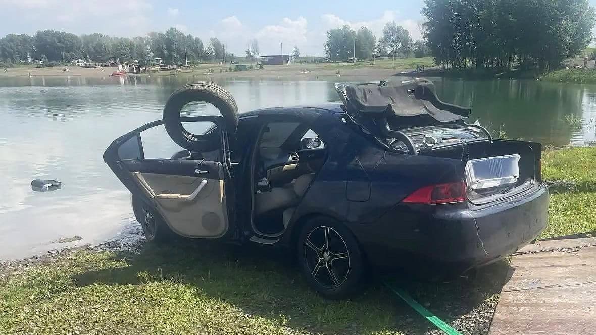 В Красноярском крае автомобиль со спящей девушкой скатился в воду