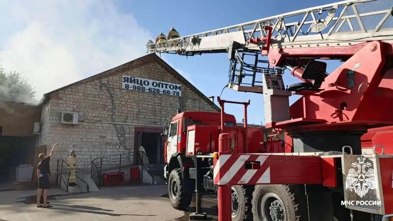 В Ставропольском крае тушат пожар на рынке