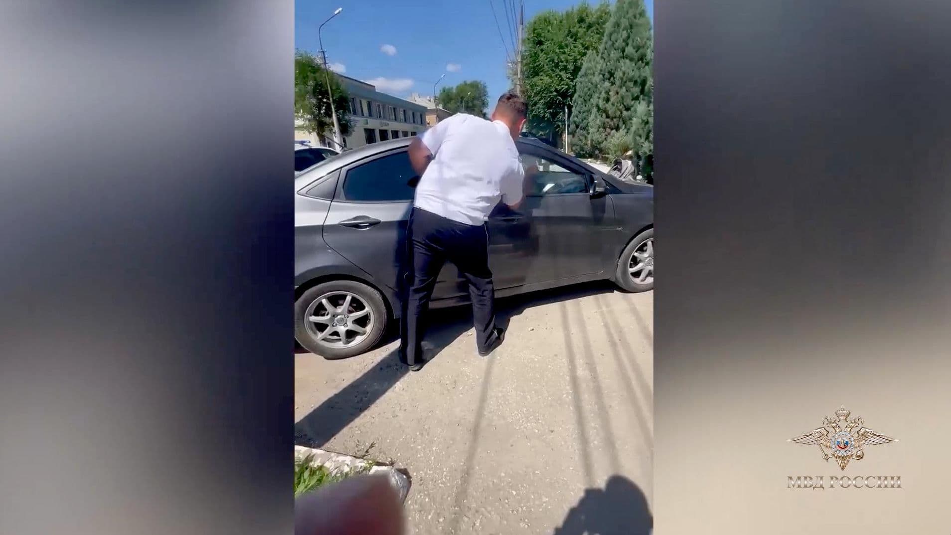 В Энгельсе полицейский спас младенца, запертого в машине