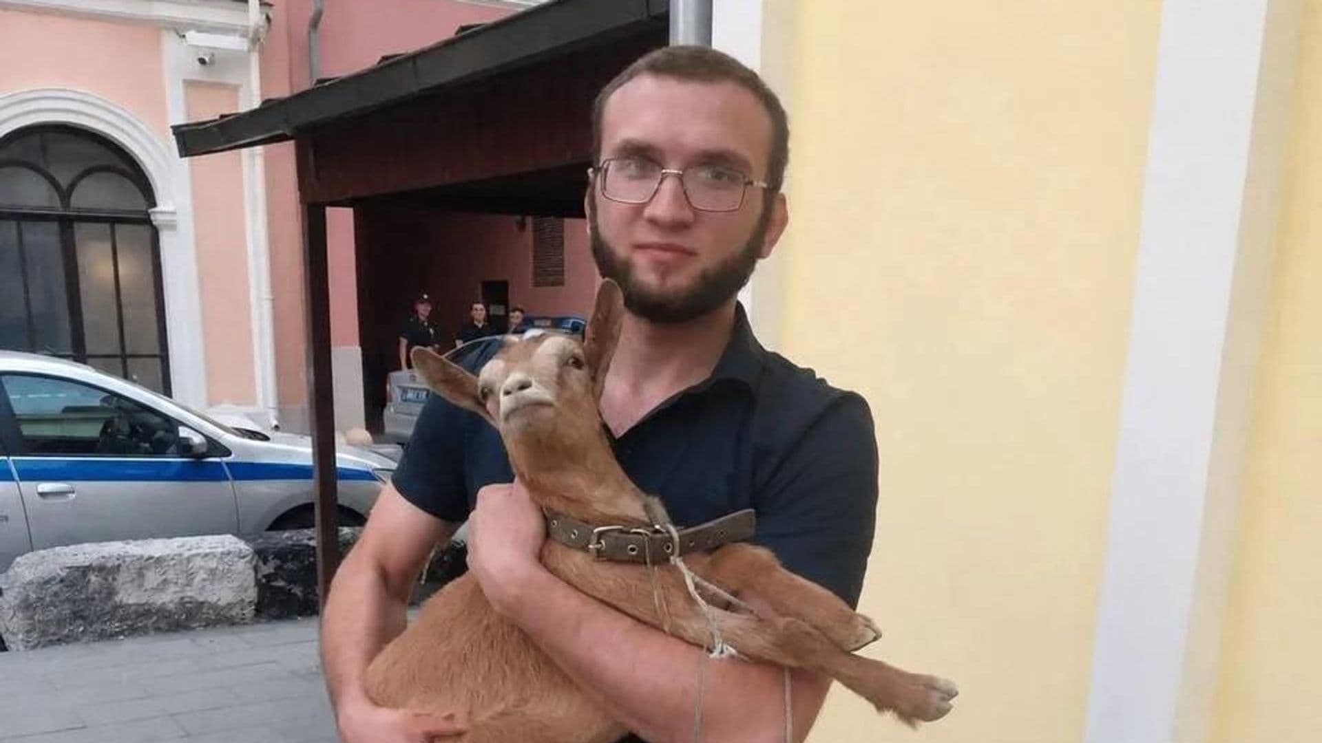 Суд арестовал мужчину, выгуливавшего козу на Красной площади