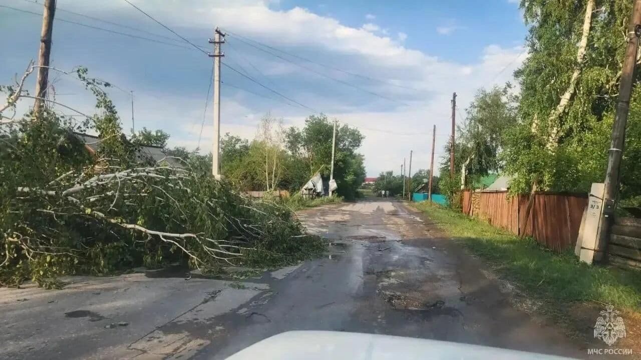 На Алтае ураганный ветер повредил крыши около 70 жилых домов