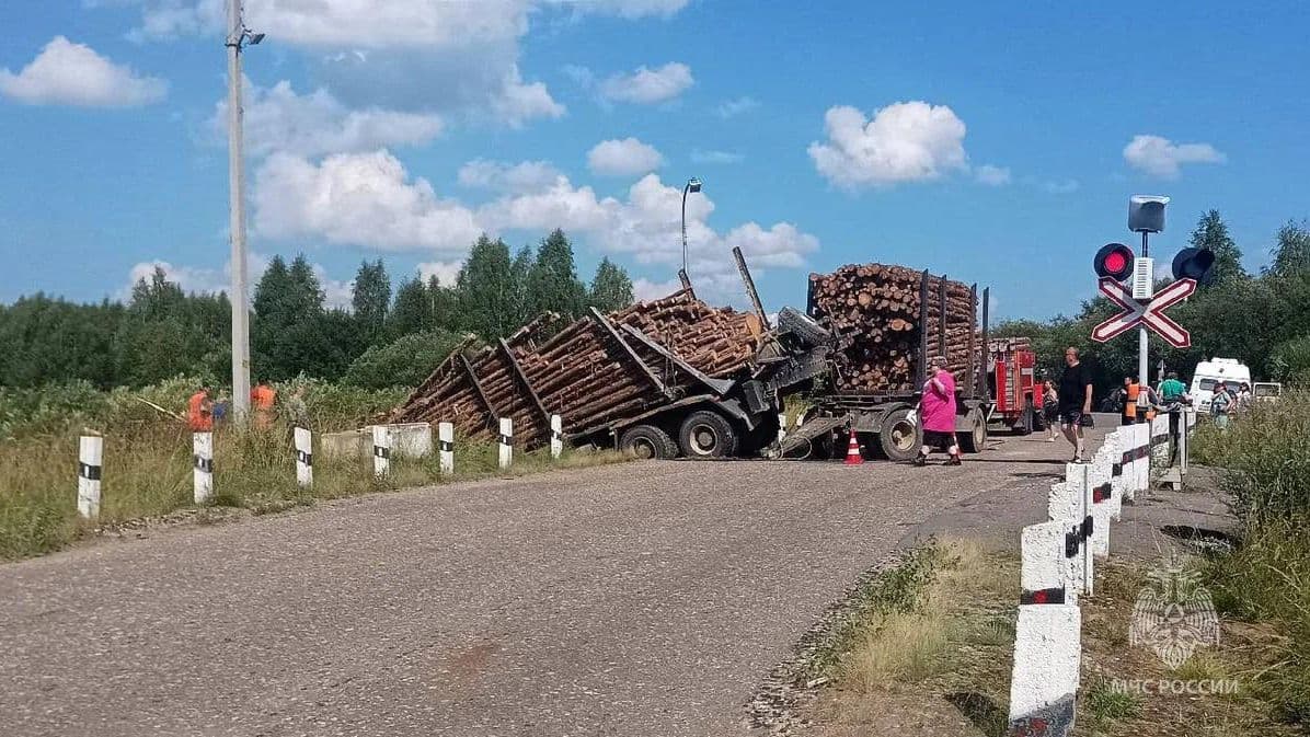 В Кировской области грузовик столкнулся с поездом, есть пострадавшие