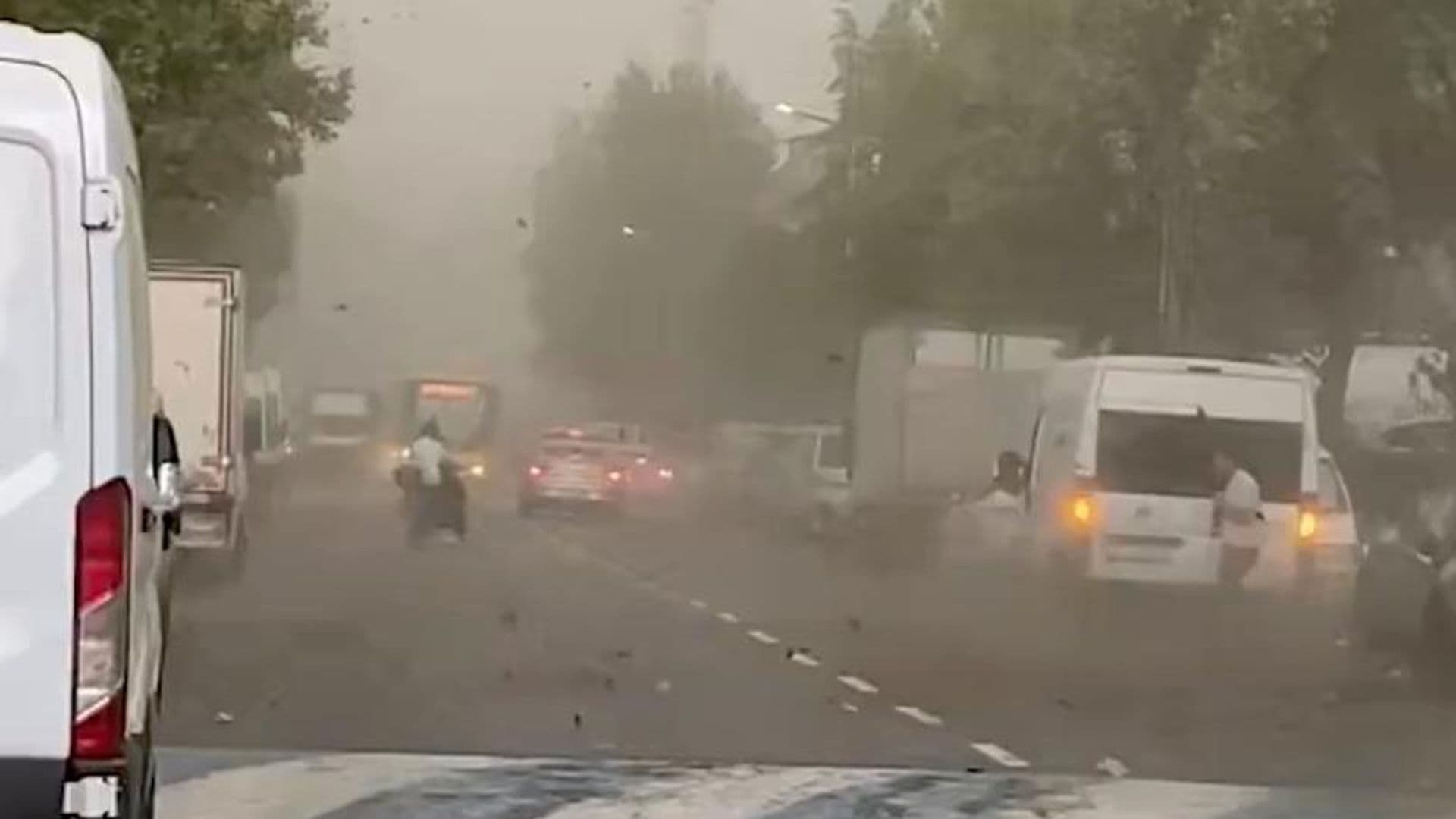 В Стамбуле из-за сильной бури не могут сесть самолеты, пишут СМИ