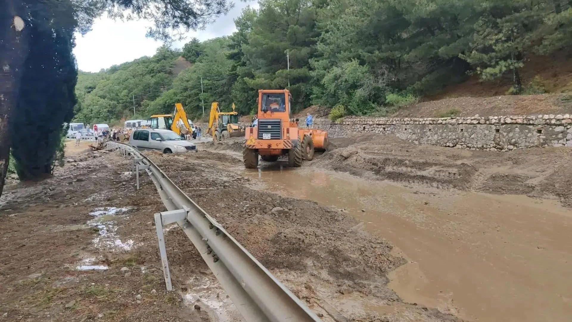 Движение по трассе Ялта — Севастополь перекрыли из-за схода селя