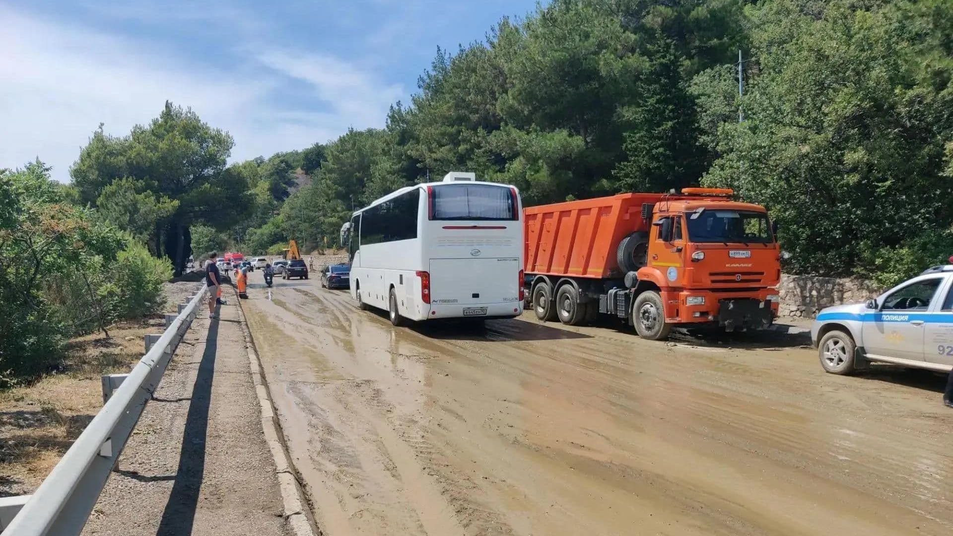 Движение по трассе Ялта-Севастополь восстановили
