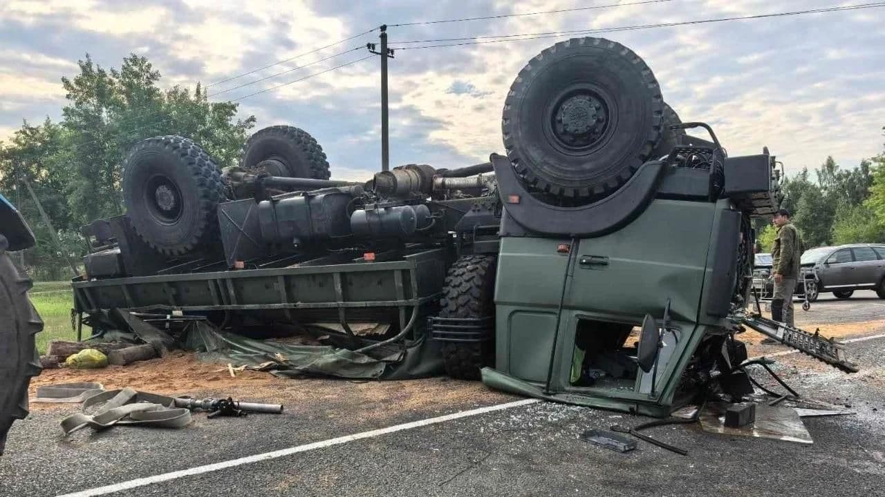 В Белоруссии опрокинулся автомобиль с военными, есть погибшие