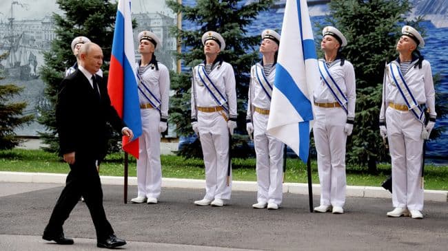 Путин лично поздравил военных моряков с Днем ВМФ в Петербурге
