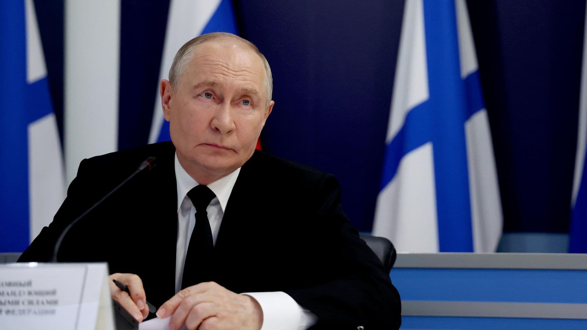 Путин призвал бороться с посягательством на торговый флот как с пиратством