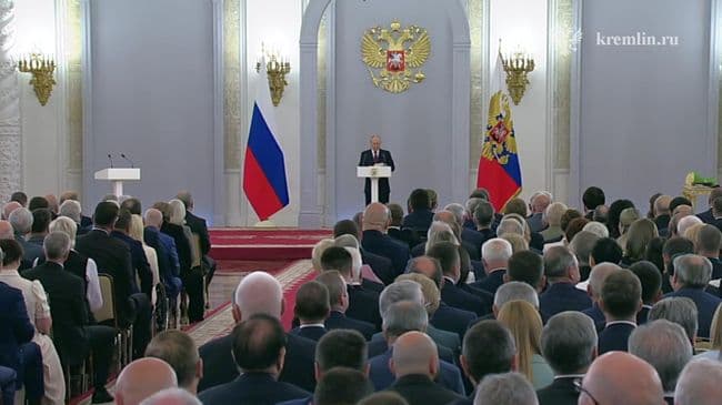 Путин поблагодарил депутатов за принятие эффективных антисанкционных мер