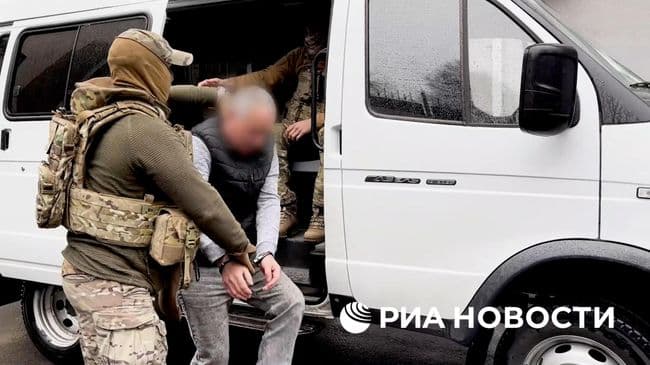 ФСБ показала, как агент СБУ забирал бомбы из тайника в Белгороде
