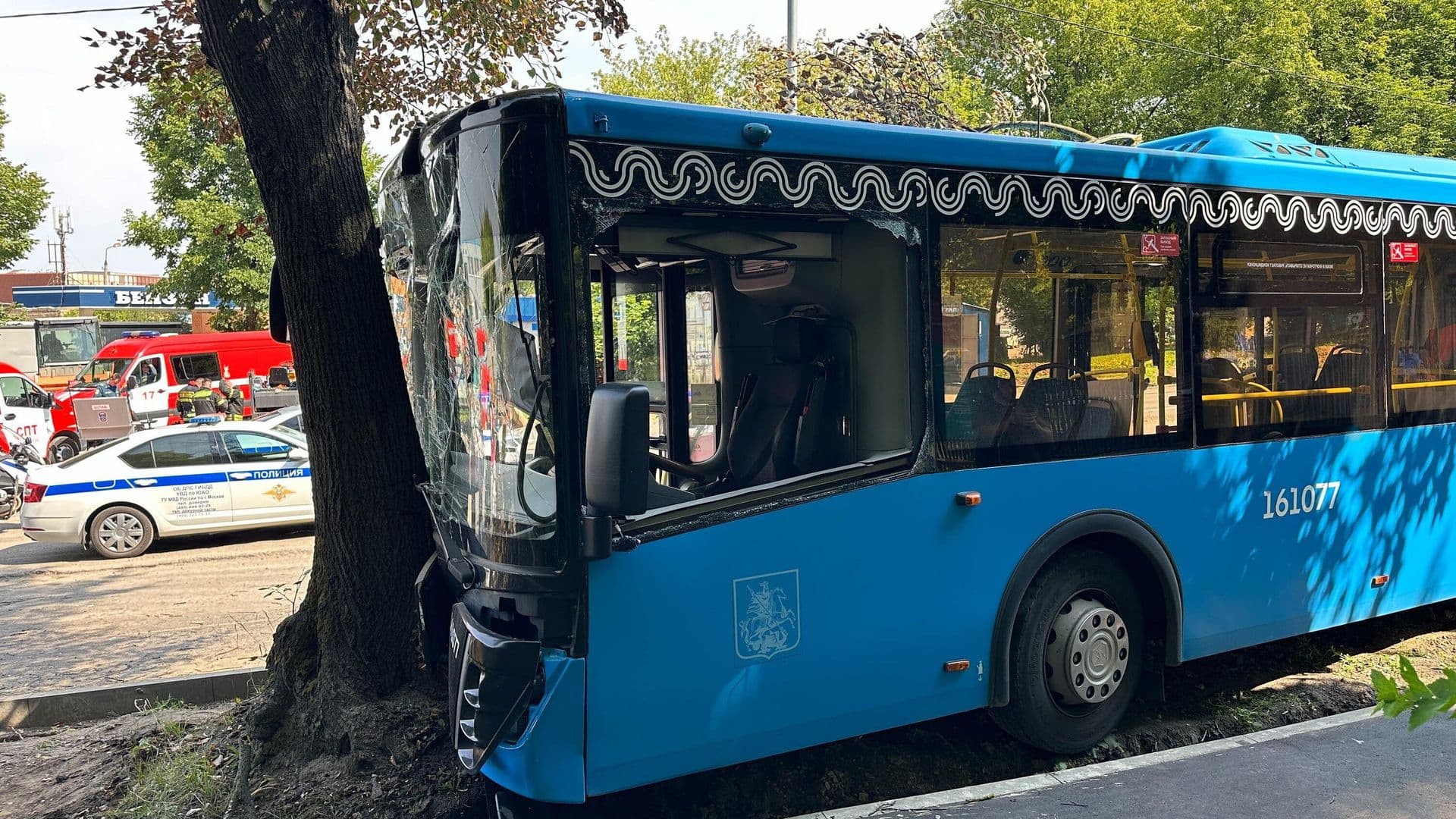 Автобус, попавший в ДТП на юге Москвы, въехал в дерево