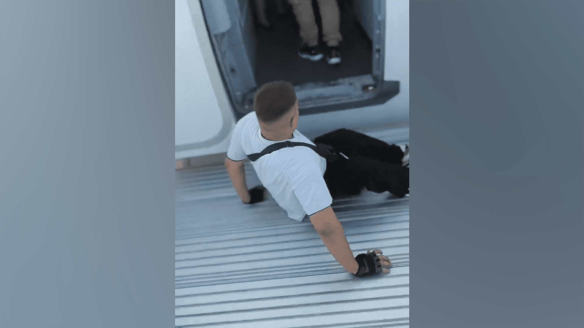 На Урале выясняют, почему инвалид ползком поднимался по трапу самолета