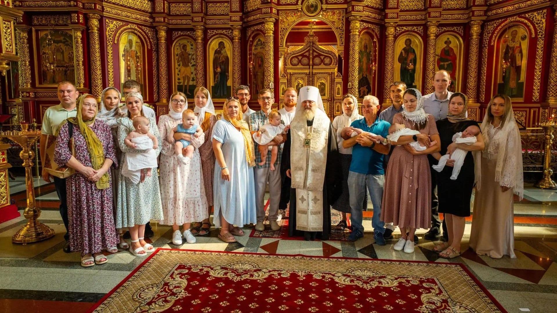 Митрополит Павел в Югре лично окрестил детей из многодетных семей