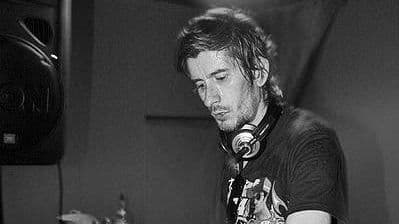 Умер французский диджей Kavinsky