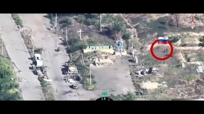 Минобороны показало бойцов ВС России у стелы, ведущей в Алексеево-Дружковку