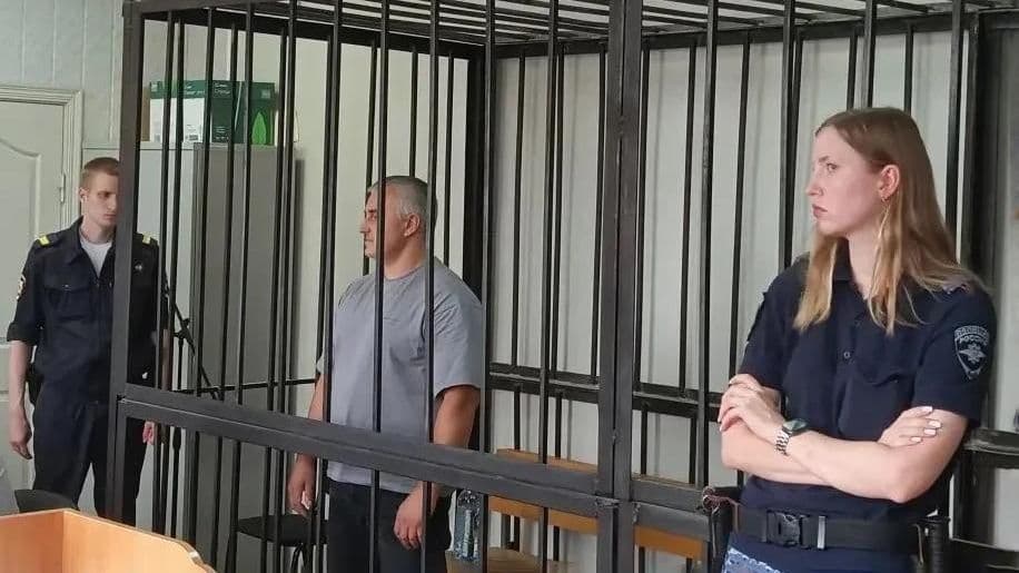 Второго фигуранта дела об избиении ученого на Урале доставили в суд