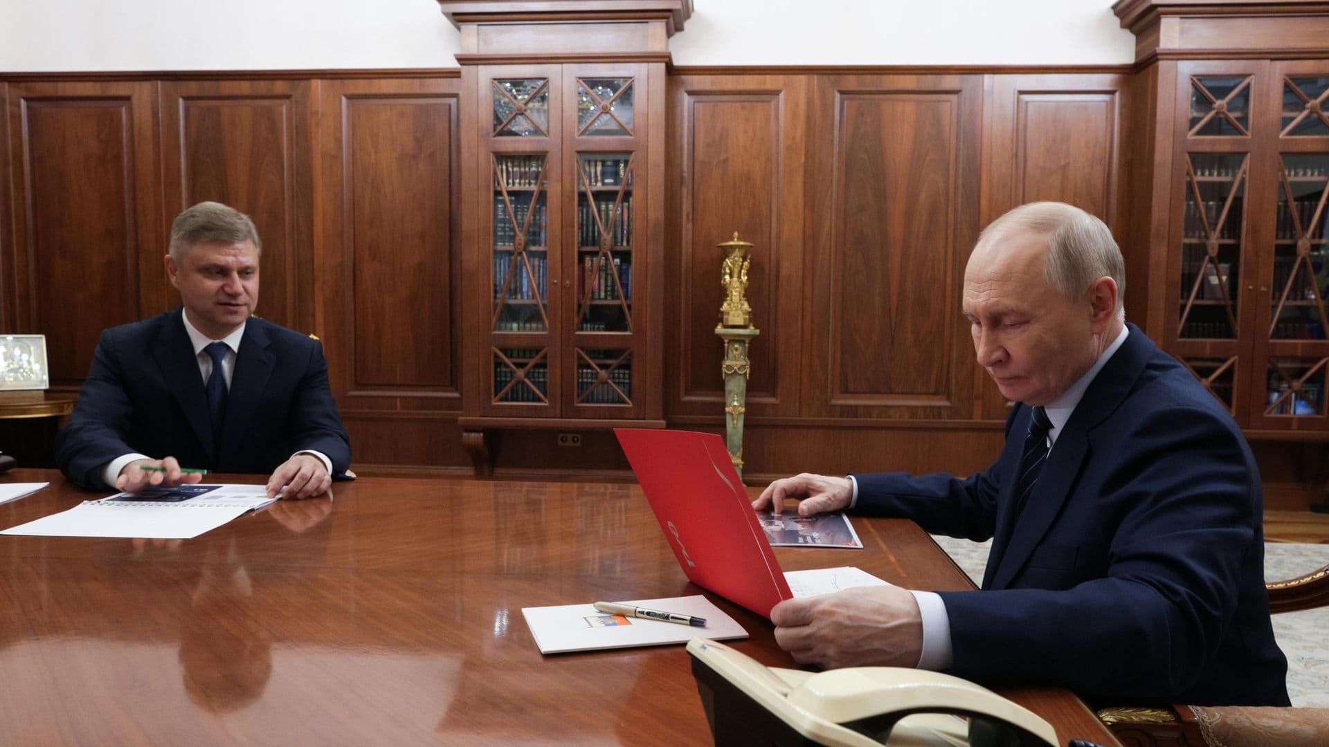Путин отметил рост зарплаты в РЖД