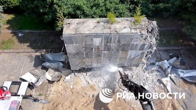 Посольство направило Польше протест из-за сноса памятника советским воинам