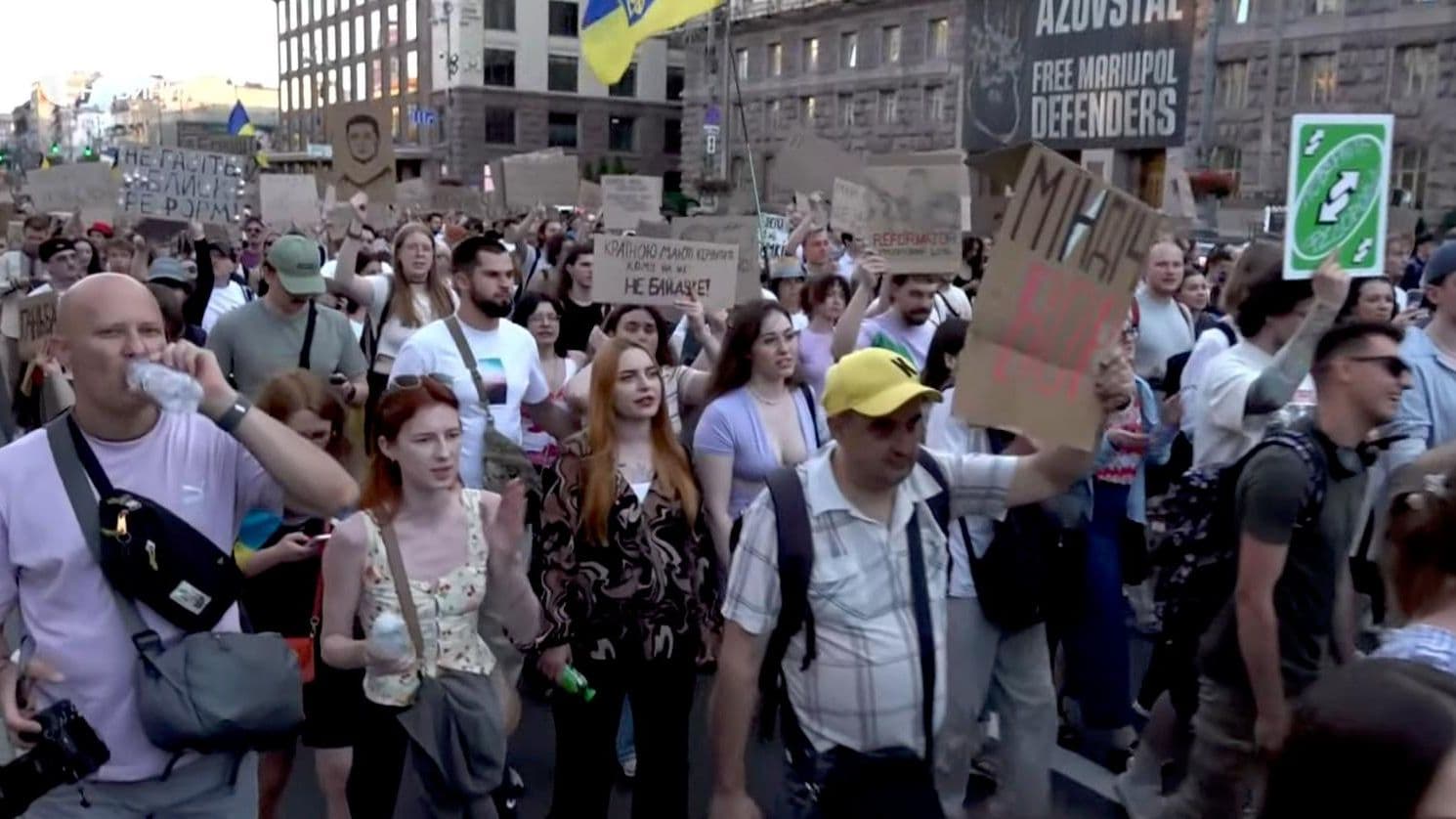 В Киеве началось масштабное протестное шествие в поддержку Федорова