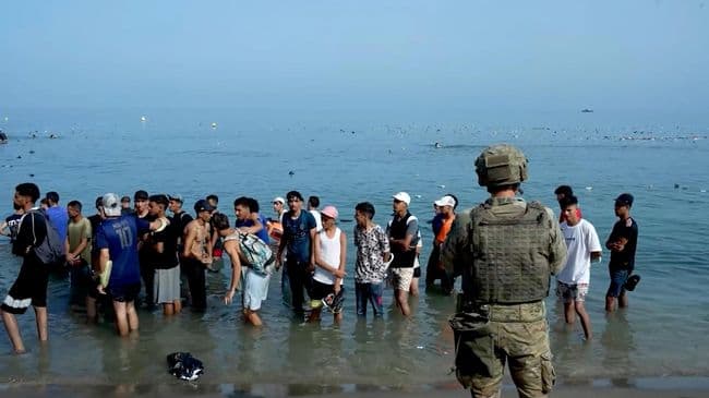В Сеуте начали установку новых заграждений в море из-за наплыва мигрантов