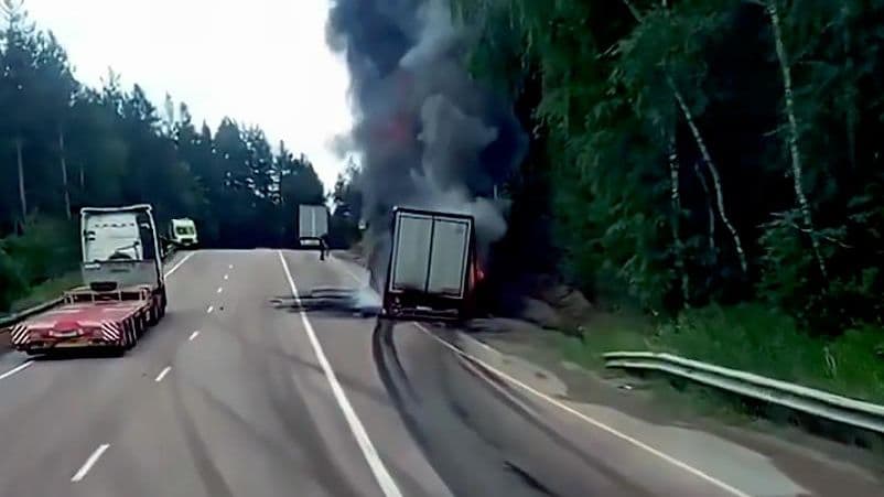 В Бурятии на федеральной трассе сгорела фура с алкоголем