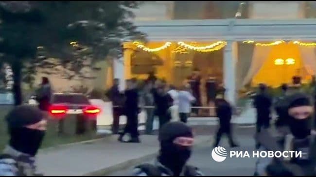 Следователи работают на месте инцидента на Кудринской площади
