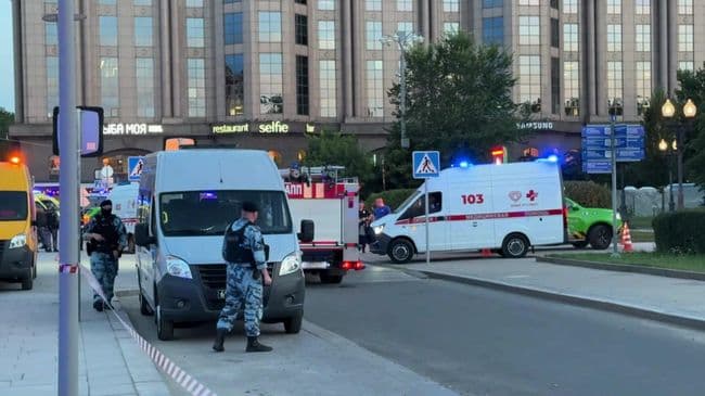 Сотрудники оперативных служб работают на месте взрыва в Москве
