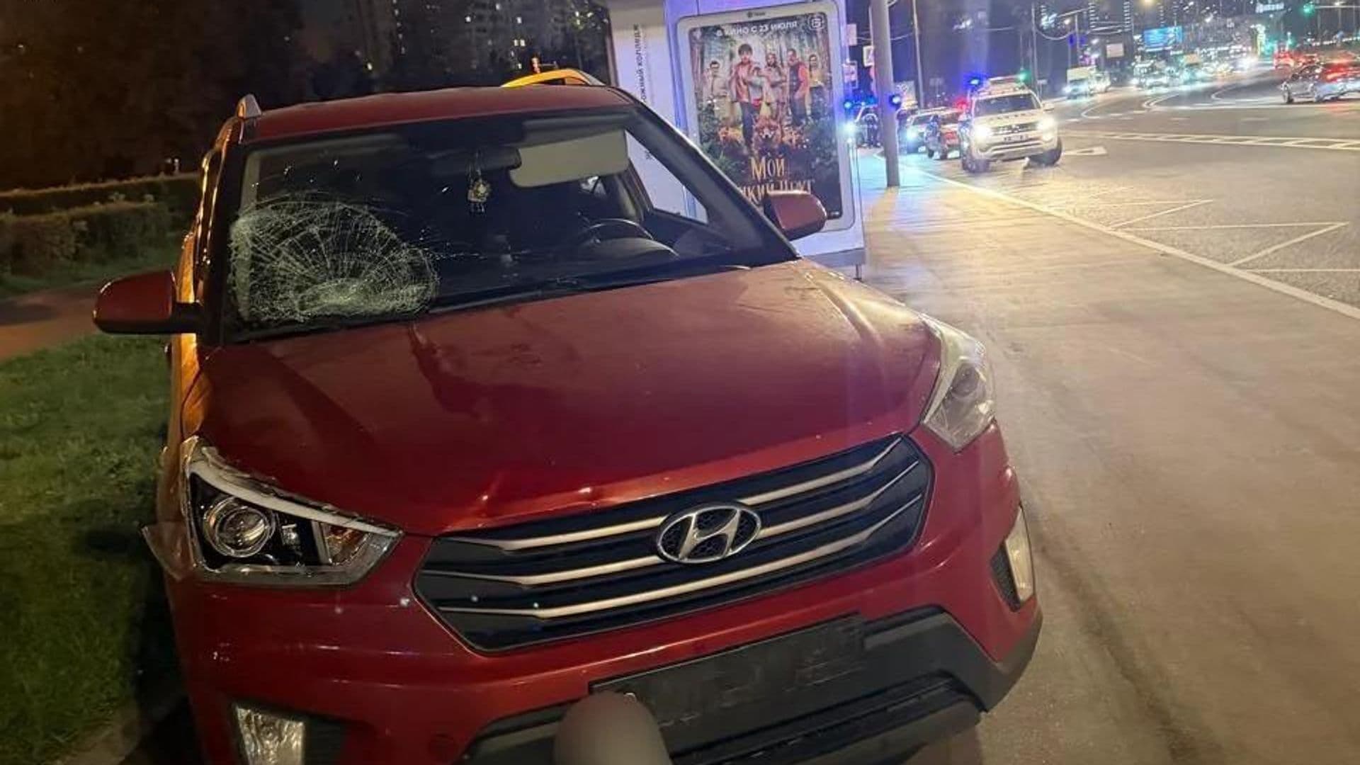 На юго-востоке Москвы иномарка сбила на тротуаре мужчину и ребенка