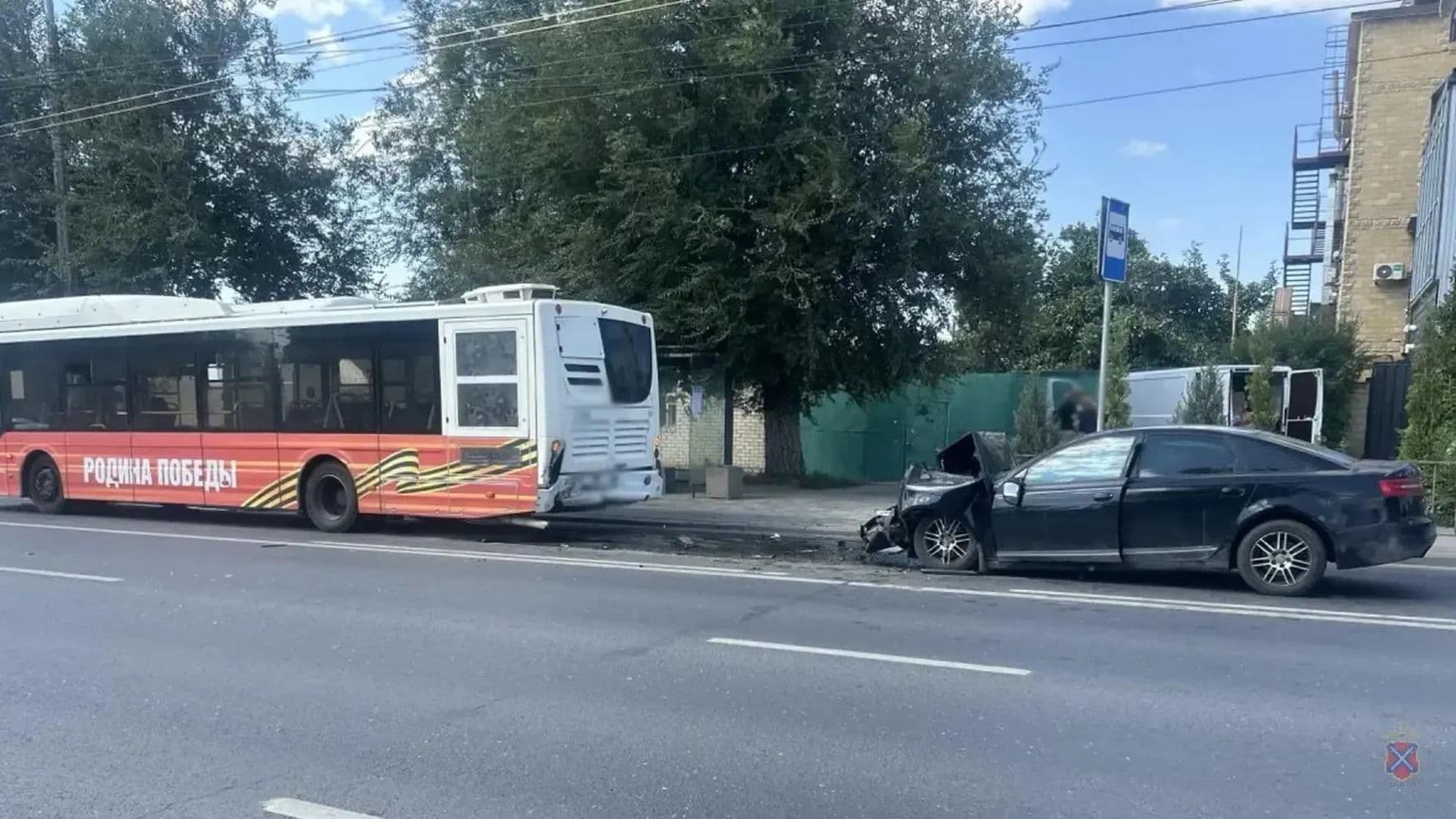 В Волгограде иномарка врезалась в автобус, один человек погиб