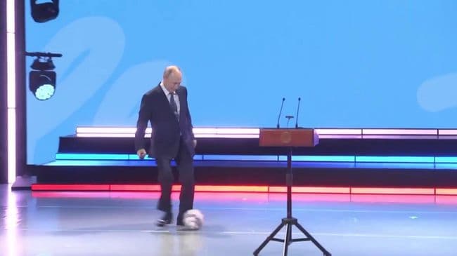 Футбольный мяч, которым Путин дал пас в Красноярске, отправят в музей