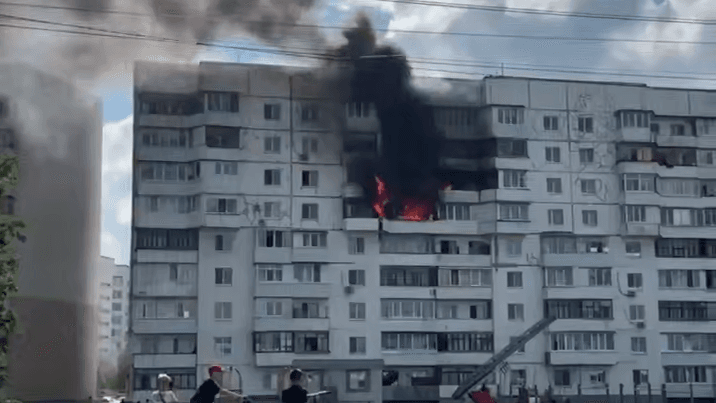 В Уфе пожарные спасли 16 человек из горящего дома