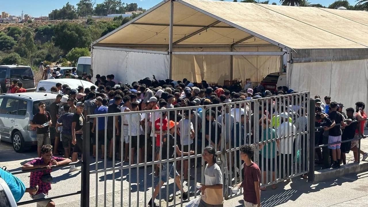 НКО в Сеуте раздала мигрантам более 12 тысяч порций еды с конца июля