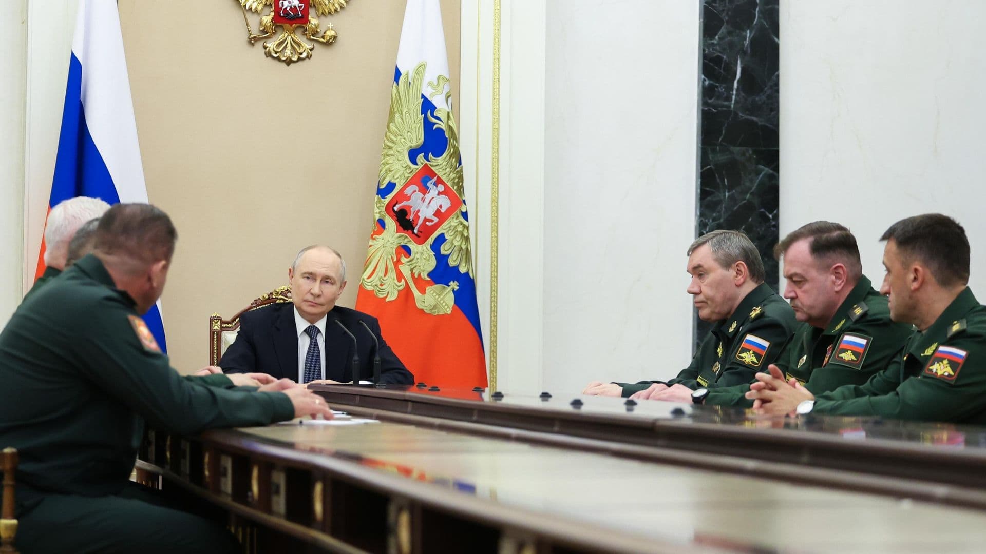 Путин попросил военных изложить оценки ситуации на линии соприкосновения